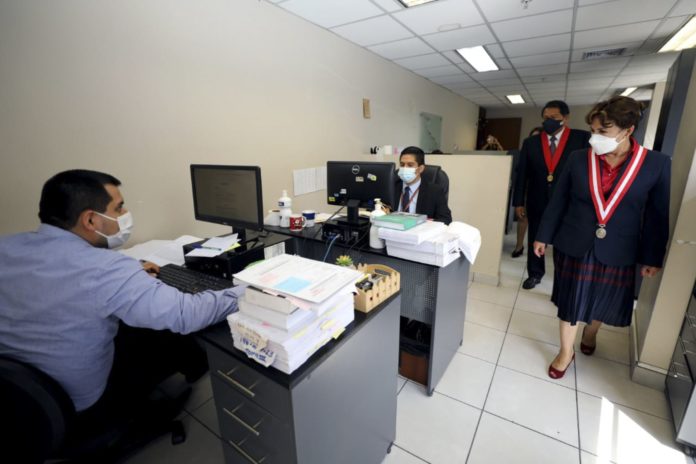 La titular de la institución judicial Elvia Barrios, acompañada del presidente de dicha corte, César Sahuanay recorrió la CSNJPE. (Foto: andina.pe)