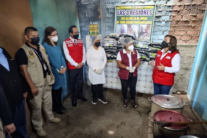 La ministra del Midis, Dina Boluarte, participó en la entrega de alimentos del programa Qali Warma para VMT. (Foto: andina.pe)