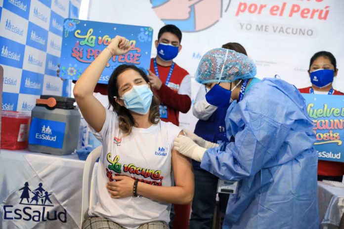 Los asegurados y no asegurados podrán acceder a cualquiera de la dosis que les corresponda según su esquema de vacunación. Foto: GLR