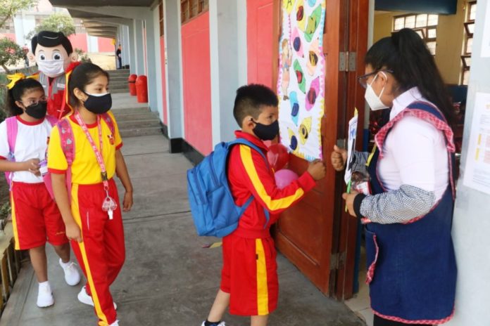 Ministro de Educación comentó que hay instituciones educativas que han tomado la decisión de ofrecer clases los sábados. Foto: Andina