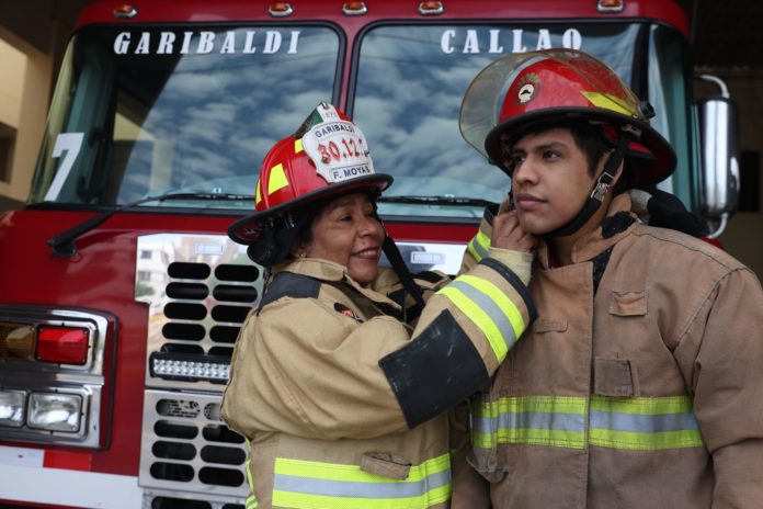 Flor de María Moya Bustíos y Néstor Gómez Moya son madre e hijo miembros de la compañía de bomberos Garibaldi 7 del Callao. Foto: Andina