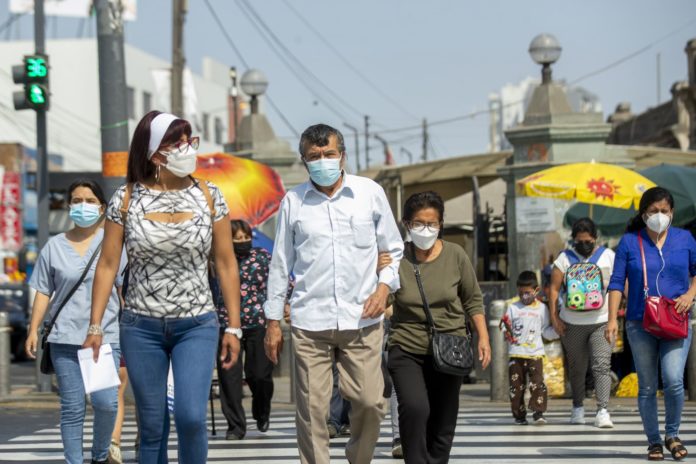 El Ministerio de Salud recomienda el uso permanente de mascarillas en espacios cerrados y en espacios abiertos donde no se pueda mantener el distanciamiento físico entre personas. Foto: Andina