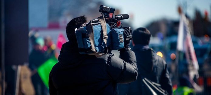 Foto: Jovaughn Stephens. Un periodista cubre una moviización.