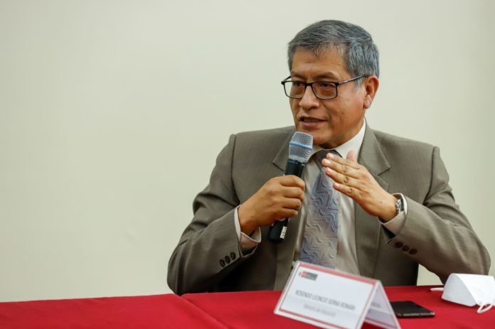 El ministro de Educación, Rosendo Serna, se de un debate entre los poderes Ejecutivo y Legislativo, a favor del Perú. (Foto: andina.pe).