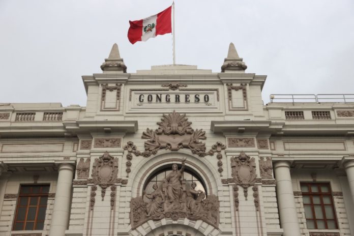 La Comisión de Ética Parlamentaria aprobó por unanimidad el informe del equipo técnico que planteó iniciar investigación a los congresistas Enrique Wong Pujada y César Revilla Villanueva. (Foto: andina.pe)