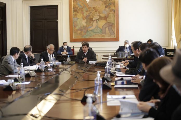 La reunión se lleva a cabo en Palacio de Gobierno, con la participación del jefe del Gabinete Ministerial, Aníbal Torres y los ministros de Estado.(Foto: andina.pe)