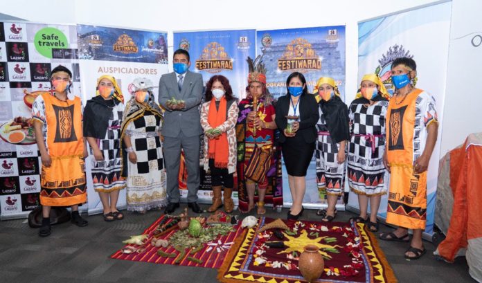 Viveministra de Turismo Julia Isabel Alvarez Novoa, alcalde del Distrito de Indepedencia Huaraz, Rafael Gonzáles Caururo y a la Directora Regional de Turismo de Ancash, Luz Duran León, en la conferencia de prensa que se realizó en PROMPERU en Lima, dónde se anunció el lanzamiento del FESTIWARAQ 2022 (Foto: La República).