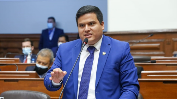 Diego Bazán denuncia que Jefe de la Región Policial Lima intentó frustrar debate de la moción de vacancia. Foto: Congreso.