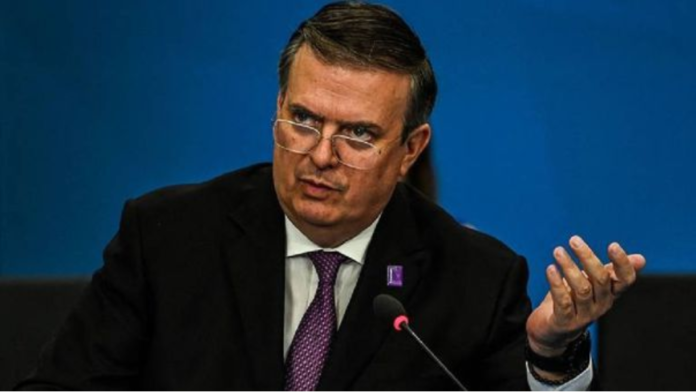 Marcelo Ebrard consideró que Pablo Monroy no ha realizado ninguna intervención a la situación política del país y ha respetado el derecho tras conocerse del asilo político que se ha ofrecido por su país a la esposa e hijos del vacado expresidente Pedro Castillo. Foto: AFP.