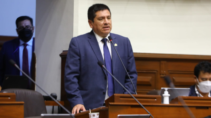 "Es un tema de gobernabilidad del país, no podemos oponernos en estos momentos", afirmó el legislador en entrevista con Exitosa. Foto: Congreso.