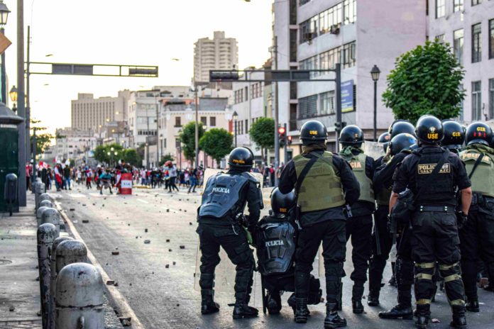 Ayer se registraron enfrentamientos entre policías y manifestantes en varias calles del centro de la capital. Fotógrafo: Roberto Mamani / FPP
