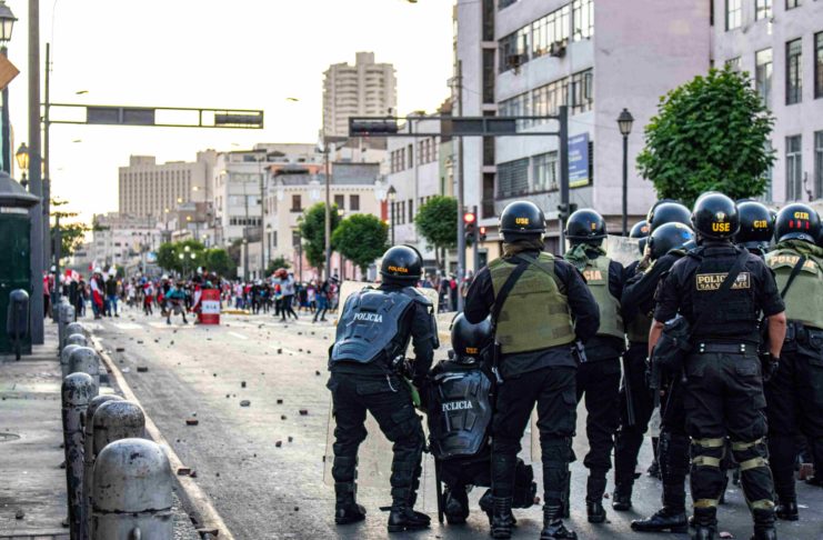 Ayer se registraron enfrentamientos entre policías y manifestantes en varias calles del centro de la capital. Fotógrafo: Roberto Mamani / FPP