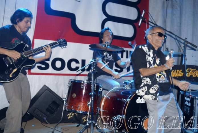 Freddy Diaz, vocalista de rock, en la banda Vaselina.