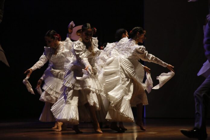 Un show de Ballet Folclórico Nacional en homenaje a estas celebraciones.