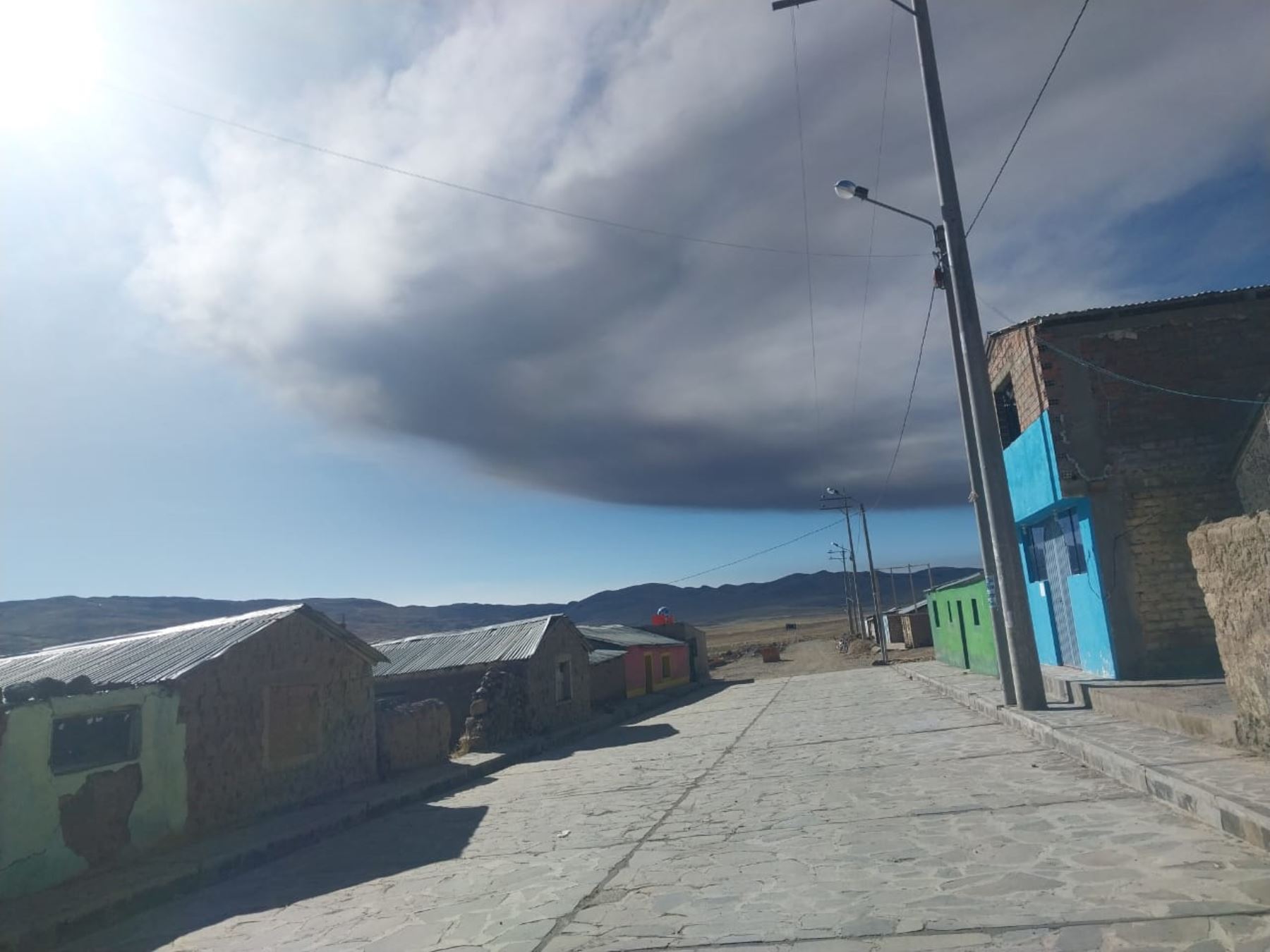 Volcán Ubinas brindan atención a población afectada por cenizas en San