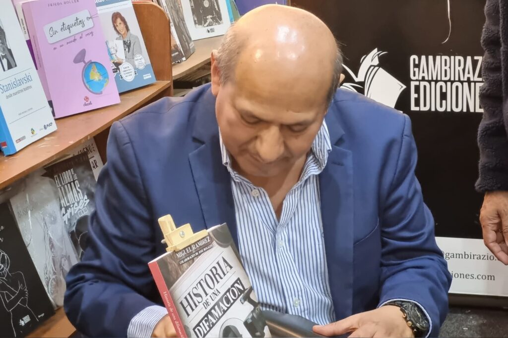 Miguel Ramírez se presentó en la Feria del Libro 2023 para dar firmas y de contextualizar sobre cuál es el tema principal de su obra "Historia de una difamación"
Imagen: Fabrizio Galarce