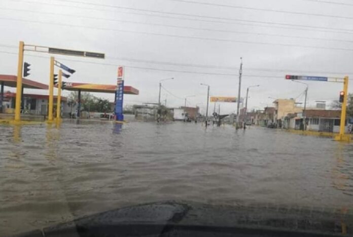 Lluvia sorprende a piuranos y genera inundaciones en el territorio.