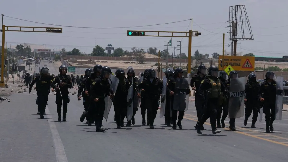 Agentes policiales llevando a cabo la operación para descongestionar la Panamericana Sur, en la provincia de Ica. Fuente: Andina