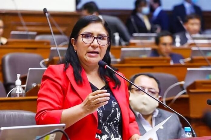 La congresista Katy Ugarte propone proyecto de ley que busca aminorar la cantidad de ministerios en el Perú.