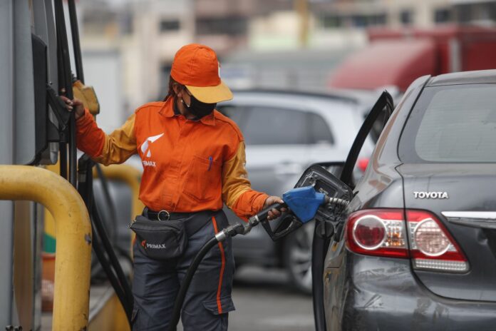 El precio del galón de gasolina sufrirá un descenso, según el titular del Minem.