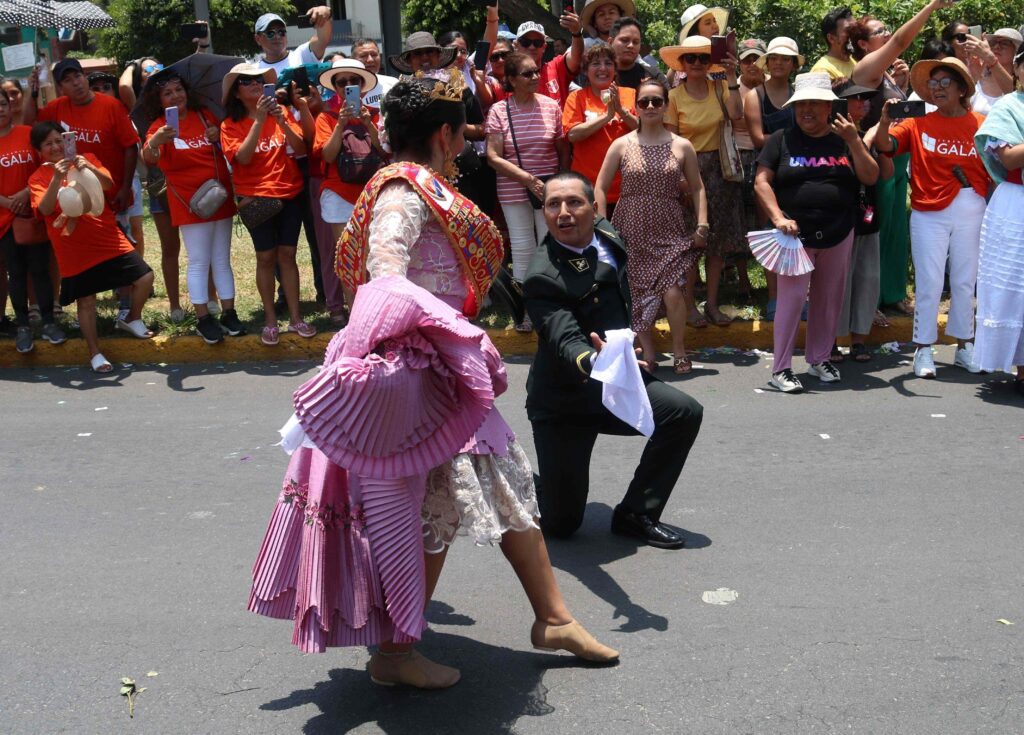 Al compás de la banda, las parejas de baile deleitaron al público son sus mejores pasos durante el Gran Corso del Festival de la Marinera. Foto: Paolo Salazar Luy.