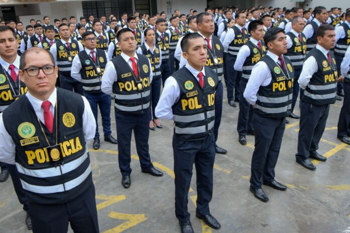 La bancada de Fuerza Popular, mediante Víctor Flores, ha propuesto que los elementos policiales no sean detenidos si en el ejercicio de sus funciones generen pérdidas humanas.