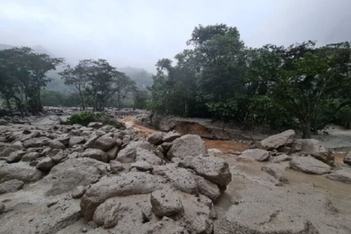 Producto de las intensas lluvias, el huaico se registró a las 18:00 horas del día de ayer en el sector Mandor. (Foto: Andina).