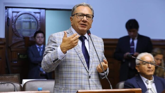 El congresista Carlos Anderson ha anunciado que presentará una moción de interpelación contra el primer ministro.
