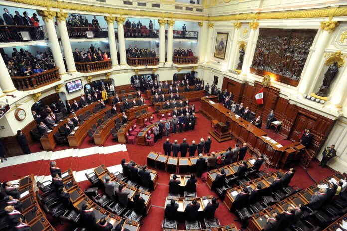 El próximo Parlamento constará de dos cámaras: senadores y diputados, con 190 legisladores en total. Se aprobó la reelección inmediata de congresistas con 91 votos a favor, 30 en contra y una abstención.