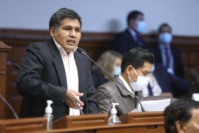 El parlamentario Jaime Quito solicita la inhabilitación de 10 años para el ex primer ministro, luego de que se confirmara que mantuvo una relación sentimental con Yaziré Pinedo, a pesar de sus negaciones previas.