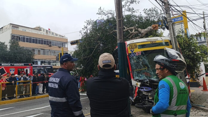 El incidente, tanto el conductor como el copiloto del camión fueron llevados a una clínica en Pueblo Libre, donde se confirmó que están fuera de peligro, según informaron autoridades municipales.