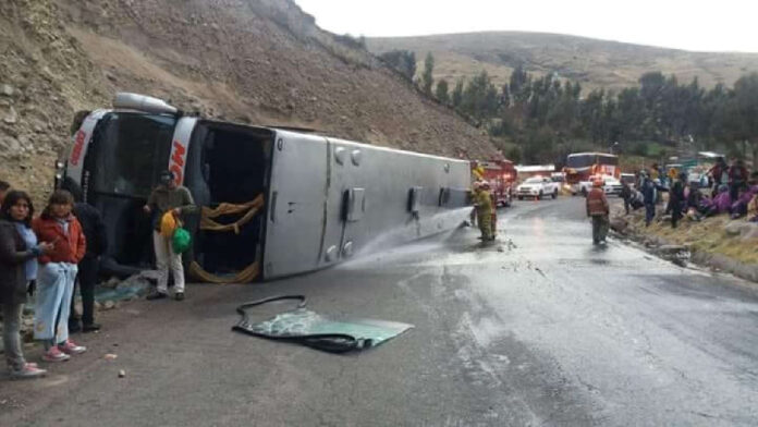 En medio de la desesperación, familiares de las víctimas apuntaron contra la empresa de transportes Molina Unión que, según indicaron, no prestó la ayuda necesaria tras el accidente.