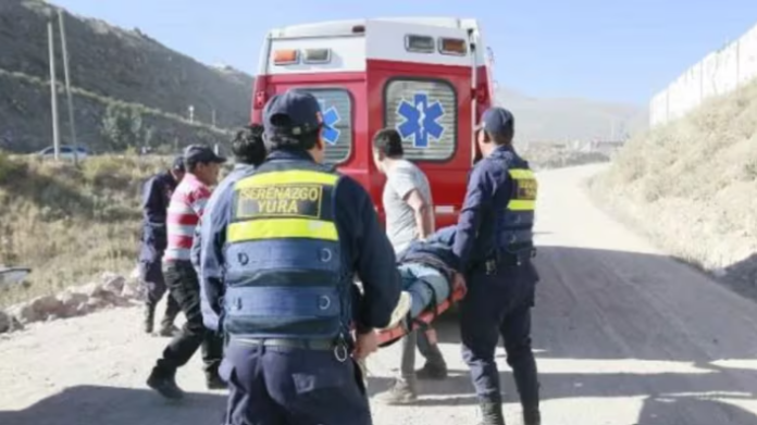 Además, detalló que en la minivan viajaban un total de 15 personas, incluido el chofer, quien es el que tiene menos contusiones y “está casi ileso”. Este fue llevado a pasar la prueba correspondiente de dosaje etílico, pero aparentemente no estaba con indicios de haber libado alcohol.