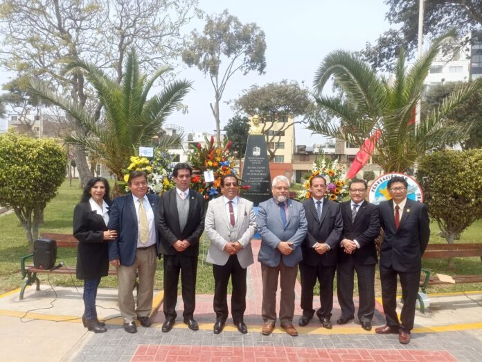 La federación de periodista junto con el señor Oscar Diaz y el alcalde posando para nuestras cámaras.