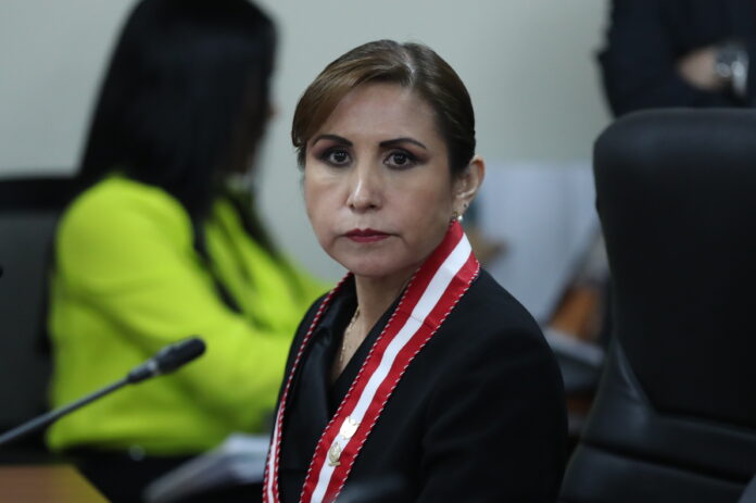 Juzgado ordena impedimento de salida de Perú por 18 meses contra exfiscal general