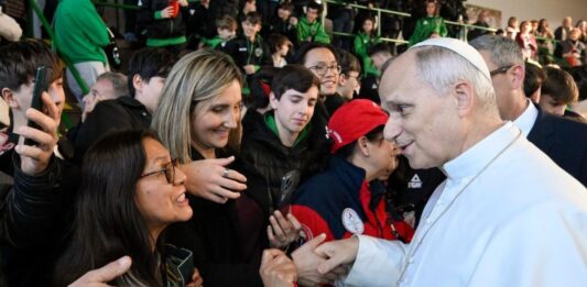León XIV pide igualdad y rechaza violencia hacia la mujer