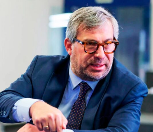 Abogado de Corvetto renuncia en medio de investigaciones fiscales