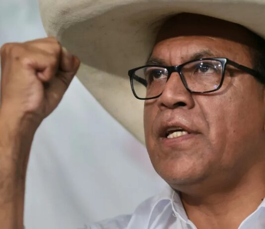 Sánchez insiste con nueva Constitución para el Perú