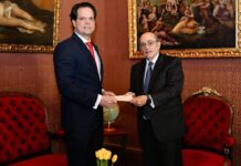 Renuncia canciller por negativa a comprar aviones a EEUU